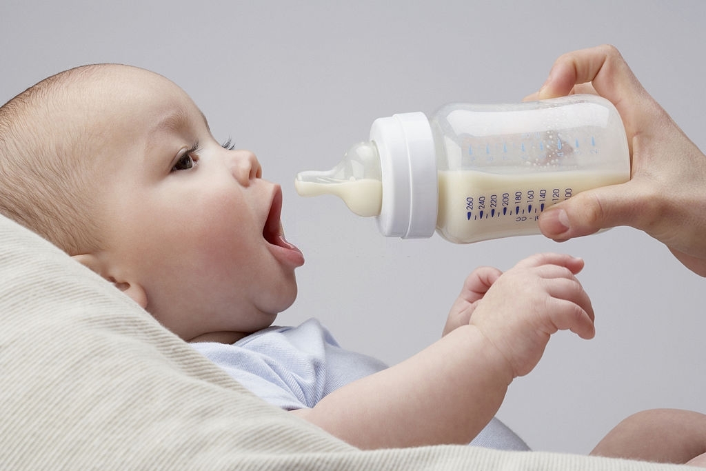 Can A 3 Month Old Baby Hold A Bottle On His Own Nursing Your Kids