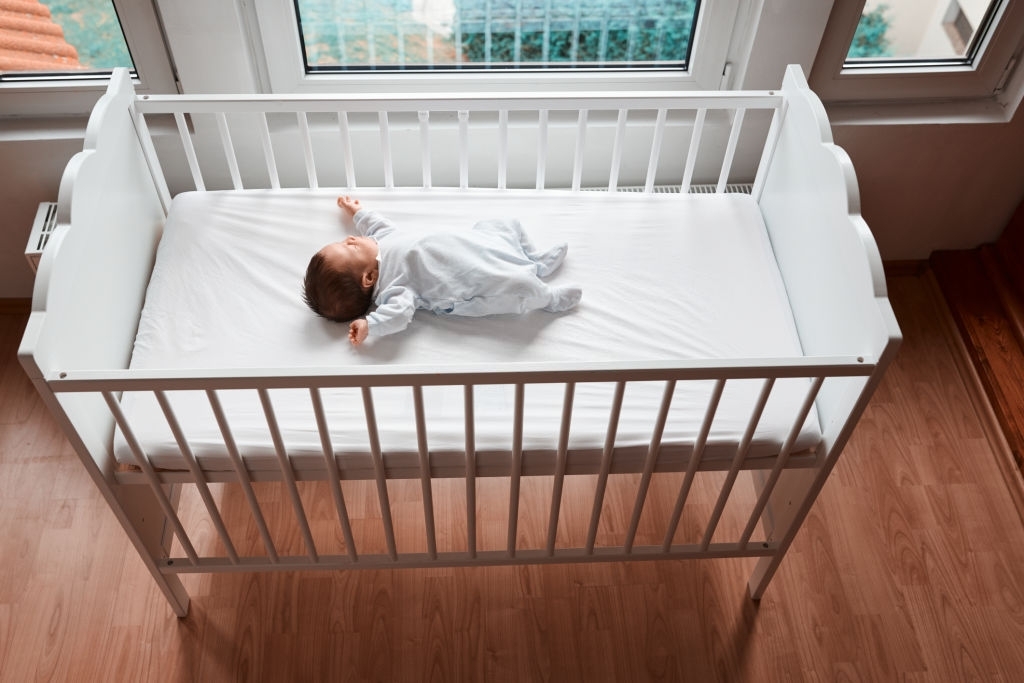 making baby fall asleep in a crib